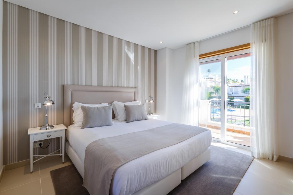 The Crest Hotell Almancil Rum bild