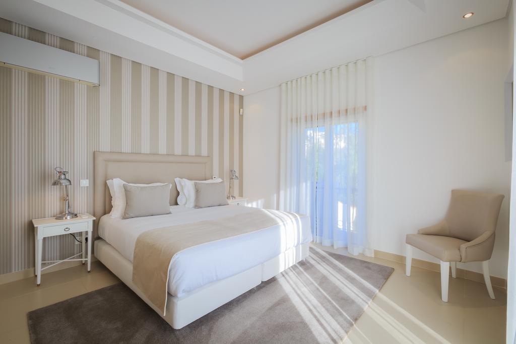 The Crest Hotell Almancil Rum bild